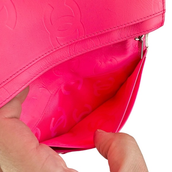 Authentic CHANEL White Quilted Leather & Black CC Cambon Large Wallet with Box - Picture 13 of 16